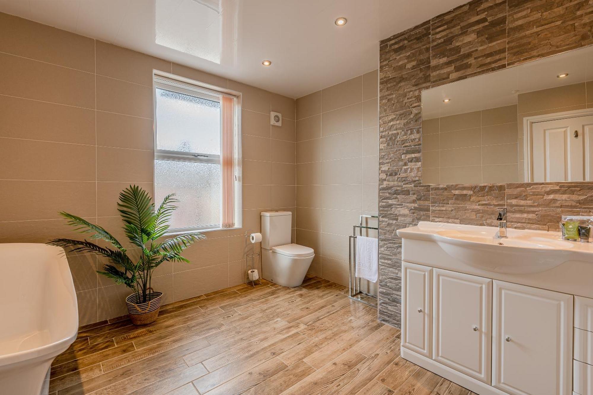 Rosemill - Large Pet Friendly Home With Off Road Parking Уитби Екстериор снимка